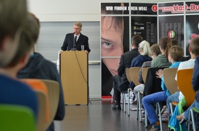 POL-FL: Flensburg - Innenminister übernimmt Schirmherrschaft für Präventionsprojekt www.hast-du-stress.de