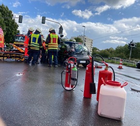 FW-EN: Verkehrsunfall mit zwei Verletzten - Feuerwehr befreit Fahrerin aus PKW
