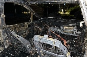 Polizei Mettmann: POL-ME: Ford Galaxy brennt vollständig aus: Polizei bittet um Hinweise - 2509036