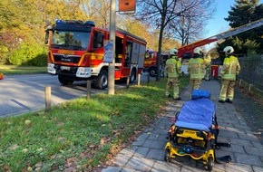 Feuerwehr Dresden: FW Dresden: Arbeiter vom Dach gestürzt