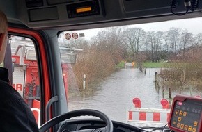 Feuerwehr Schermbeck: FW-Schermbeck: Wasser auf Fahrbahn