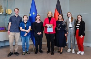 Jugend-Enquete-Kommission e.V.: Jugend-Enquete-Kommission 2024 übergibt Policy Paper: Demokratieförderung. Wie bleibt unsere Demokratie wehrhaft?