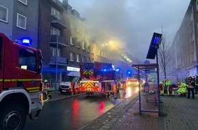 Feuerwehr Gelsenkirchen: FW-GE: Wohnungsbrand in Schalke - Wohnungsinhaber springt aus dem Fenster und wird schwer verletzt-