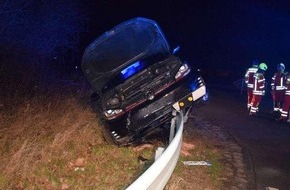 Polizeiinspektion Nienburg / Schaumburg: POL-NI: Rodenberg - PKW kommt nach Verkehrsunfall auf Schutzplanke zum Stehen