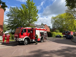 FW-AUR: Holzschuppen vor Wohngeb&auml;ude in Vollbrand