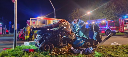 Feuerwehr Grevenbroich: FW Grevenbroich: Drei Verletzte bei schwerem Verkehrsunfall bei Grevenbroich / Kollision zwischen LKW und Kleinwagen, aufwendige Rettung