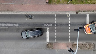 Polizeiinspektion Stade: POL-STD: Drochtersen: Schwerer Verkehrsunfall zwischen Radfahrer und Pkw