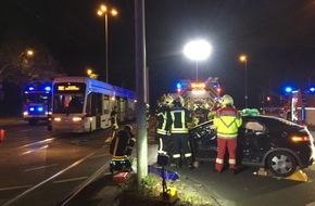 Feuerwehr Gelsenkirchen: FW-GE: Verkehrsunfall mit einer Straßenbahn fordert drei verletzte Personen