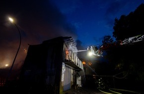 Feuerwehr Iserlohn: FW-MK: Bauernhof in Kesbern fällt Flammen zum Opfer