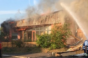 Kreisfeuerwehrverband Dithmarschen: FW-HEI: Kindergarten wird Raub der Flammen
-Feuerwehr kämpft mit widrigen Bedingungen-