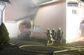 FW-MK: Garagenbrand greift auf Wohnhaus über