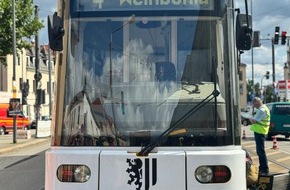 Feuerwehr Dresden: FW Dresden: Straßenbahn entgleist: Einsatzkräfte bringen Tram zurück ins Gleis