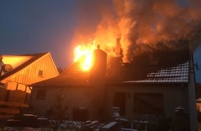 Polizeiinspektion Hameln-Pyrmont/Holzminden: POL-HM: Dachstuhlbrand in Flegessen