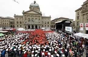 Schweizerisches Rotes Kreuz / Croix-Rouge Suisse: Les 150 ans de la CRS sur la place fédérale