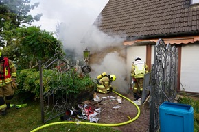 FW Ratingen: Bilder zum Bericht: Wohnungsbrand im Suterrain, erschwerter Zugang zum Brandherd
