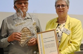 Deutscher Berufs- und Erwerbsimkerbund e.V.: Silberner Stockmeißel – Ehrenpreis für Odenwälder Imker Ernst WagnerErnst Wagner ist sichtlich gerührt als er den Ehrenpreis des Deutschen Berufs- und Erwerbsimkerbunds entgegennimmt. „Der ...