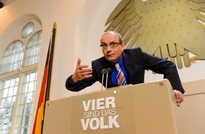 ZDF: Viel reden und nichts sagen / Wigald Boning präsentiert "Vier sind das Volk - Die Polit-Impro" im ZDF (FOTO)