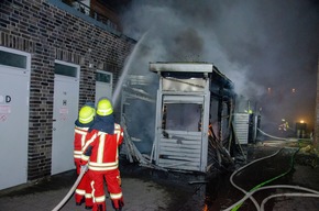 FW-RD: Nächtlicher Großeinsatz in Nortorf - Feuer in einem Wohn- und Geschäftshaus