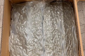 Zollfahndungsamt Frankfurt am Main: ZOLL-F: Eine halbe Tonne Marihuana in Kleidung versteckt - LKW-Fahrer in Untersuchungshaft