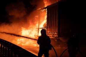 FW-MK: Brennender Sattelzug am Stenglingser Weg