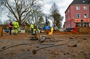 Feuerwehr Essen: FW-E: Gasleitung bei Bauarbeiten beschädigt, Gas strömt brennend aus