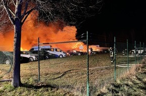 Kreisfeuerwehr Rotenburg (Wümme): FW-ROW: Feuer zerstört 21 Fahrzeuge