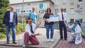Polizeipräsidium Südhessen: POL-DA: Rüsselsheim: Spendenscheck für Clown-Doktoren / Mitarbeiterinnen und Mitarbeiter der Polizeidirektion sammeln über 500 Euro