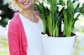 Blumenbüro: Überraschend draußen: Zimmerpflanzen zur Sommerfrische auf Balkon und Terrasse / Top(f)model: Zauberhafte Calla sorgt für edles Balkondesign (BILD)