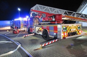 Feuerwehr Dinslaken: FW Dinslaken: Brennt Carport an der Kurt-Schumacher-Str.