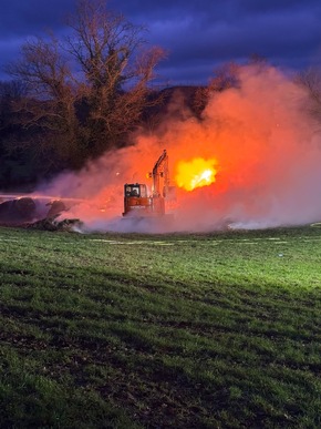 FW-EN: Über 100 Strohballen in Flammen - unruhiger Jahreswechsel für die Hattinger Feuerwehr