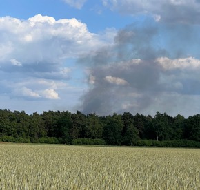 FW-ROW: ++ Waldbrand in Tiste - 1800 Quadratmeter Waldfläche in Brand ++ Schwerer Verkehrsunfall auf der L 130