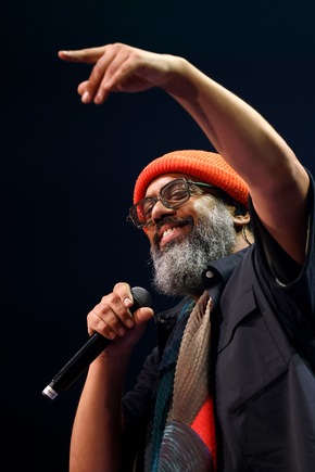 Channel Aid 2025: Samy Deluxe liefert eindrucksvolle Hommage an die Hamburger Musikszene