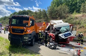 Polizeidirektion Kaiserslautern: POL-PDKL: LKW fährt ungebremst auf LKW auf - aktuelle Vollsperrung