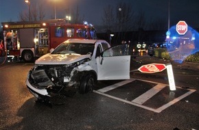 Kreispolizeibehörde Viersen: POL-VIE: Schwalmtal-Waldniel: Stoppschild missachtet: Drei Verletzte bei Verkehrsunfall