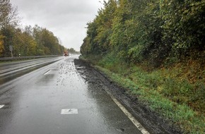 Polizeiinspektion Nienburg / Schaumburg: POL-NI: Lkw flüchtet nach Unfall und verschmutzt Bundesstraße