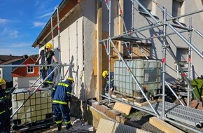 Feuerwehr der Stadt Arnsberg: FW-AR: Transporter fährt in Wohngebäude