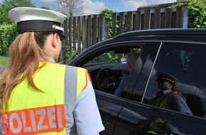 Kreispolizeibehörde Rhein-Kreis Neuss: POL-NE: Bilanz einer Verkehrskontrolle am Feiertag - Motorrad- und Autofahrer im Visier der Polizei