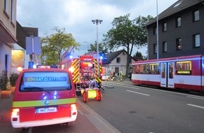 Feuerwehr Mülheim an der Ruhr: FW-MH: Schwerer Verkehrsunfall mit einer verletzten Person am Freitagabend - Sperrung der Duisburger Straße in beiden Fahrtrichtungen