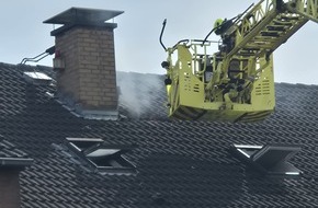 Feuerwehr Ratingen: FW Ratingen: Ratinger Feuerwehr löscht Schwelbrand im Dachbereich - Überörtliche Unterstützung in Monheim