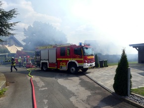 FW-DT: Brand in Carport entwickelt sich zu Großeinsatz - zwei Verletzte
