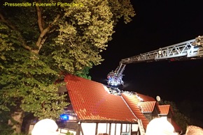 FW-PL: Dachstuhlbrand in denkmalgeschütztem Gebäude nach Blitzeinschlag im OT Plettenberg-Soen. Bewohner konnten sich rechtzeitig in Sicherheit bringen. Feuerwehrangehörigem wurde Auto aufgebrochen
