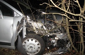 Polizeiinspektion Cuxhaven: POL-CUX: Pkw geriet auf Autobahn in Brand - Fahrer unverletzt + Angestellte blieb nach Verpuffung aufgrund Gasflaschenwechsel unverletzt + 86-Jährige fährt gegen parkenden Wagen - Totalschaden