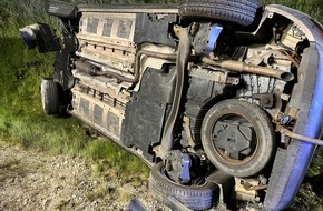 Autobahnpolizeiinspektion: API-TH: Verkehrsunfall mit zwei verletzten Personen, Fahrzeug im Graben