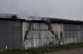 Freiwillige Feuerwehr Bedburg-Hau: FW-KLE: Brand einer Lagerhalle und Hilferufe aus einer Wohnung