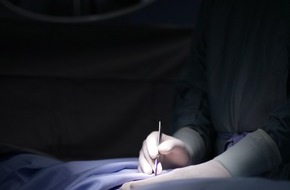 medi GmbH & Co. KG: Nach der OP sind Kompressionsstrümpfe Pflicht / Operationsverfahren bei Krampfadern