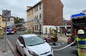 Feuerwehr Helmstedt: FW Helmstedt: Feuer Personenrettung in Mehrfamilienhaus