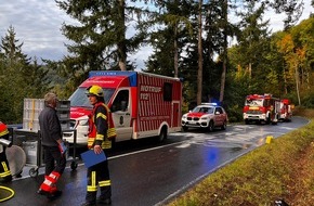 Feuerwehr Heimbach: FW Heimbach: Verkehrsunfall auf der L218 bei Heimbach - LKW-Tank muss durch Feuerwehr abgepumpt werden