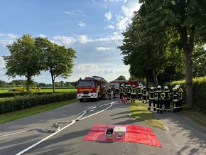 FW-AUR: Fahrerin nach Kollision mit Baum aus PKW geschnitten