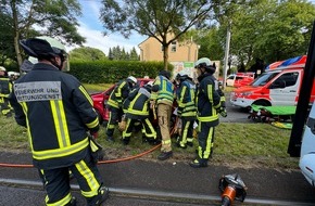 Feuerwehr Bochum: FW-BO: Verkehrsunfall mit Straßenbahn und einer eingeschlossenen Person