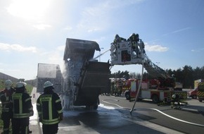 Polizeiinspektion Delmenhorst / Oldenburg - Land / Wesermarsch: POL-DEL: Autobahnpolizei Ahlhorn: Hoher Sachschaden bei Fahrzeugbrand auf der Autobahn 1 im Bereich der Gemeinde Großenkneten